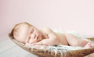 刚出生的宝宝为什么翻白眼？新生儿睡觉翻白眼正常吗？