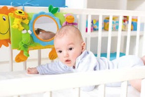 看材质闻油漆帮宝宝选购安全婴儿床