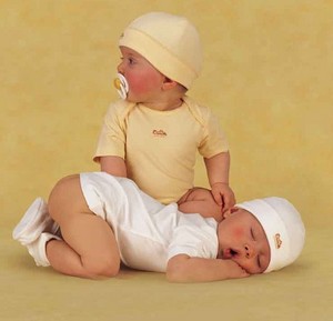 新生婴儿是不是用尿布比较好？
