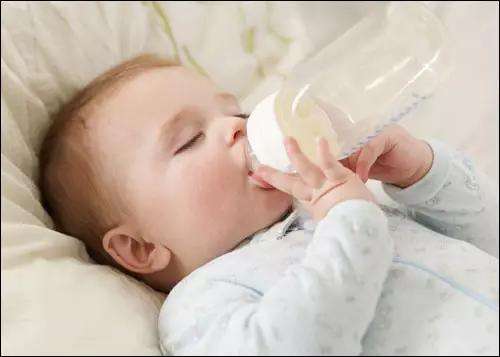 宝宝老是呛奶怎么办？如何防止新生儿呛奶