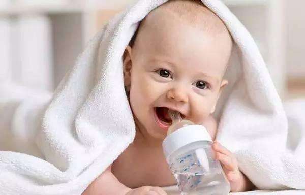 宝宝吃母乳需要喂水吗？喂奶哪些情况下需要给宝宝喝水