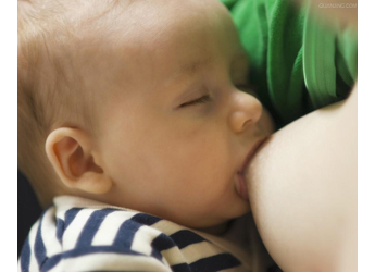 母乳喂养多久喂一次？宝宝多久吃一次奶？