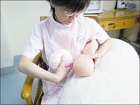 常见的母乳喂养姿势_看看喂奶姿势是否正确