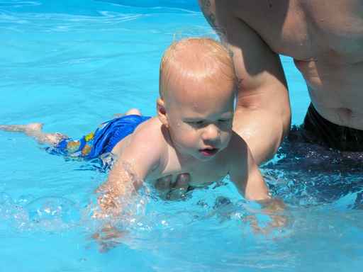夏天带宝宝游泳应注意什么？水温应该是多少
