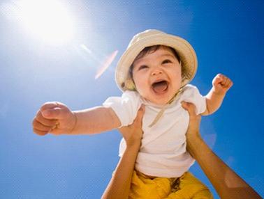 1岁前宝宝会有哪些反射性动作？