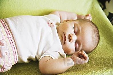 婴儿睡眠的特点有哪些？如何哄宝宝睡觉?